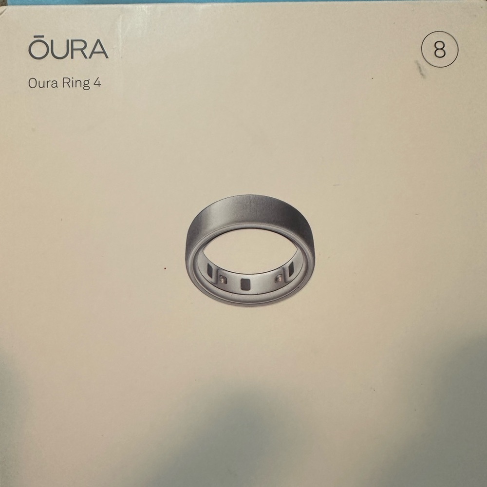 Oura Ring 4 in Brushed Silver